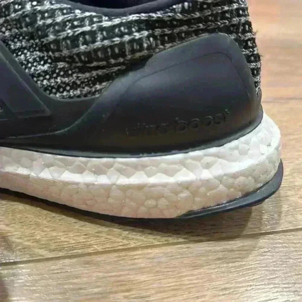 ADIDAS Men’s Ultra Boost Size US 8.5 in Excellent Condition - Picture 4 of 8